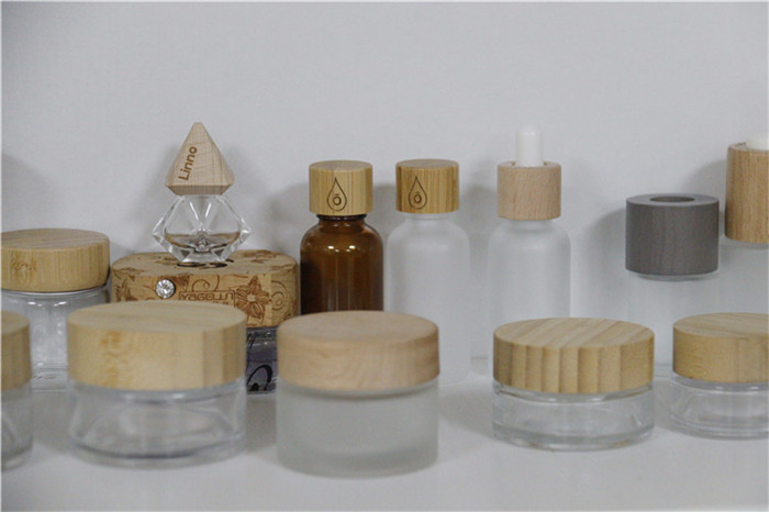 Cosmetic cream bottle with wooden lid4.jpg